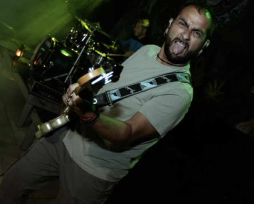Edu Palomares, bajista de Silver Monkeys, en directo